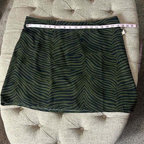Tiger Print Mini Skirt‎ - Picture 8 of 12